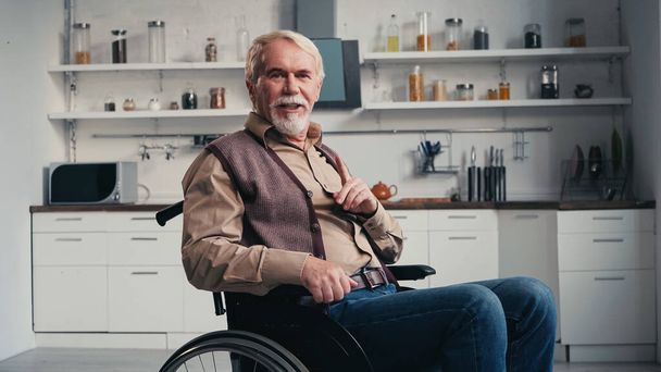 інвалідний пенсіонер розмовляє сидячи в інвалідному візку
  - Фото, зображення
