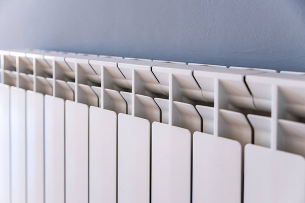 Bílý domácí radiátor pro vytápění domácnosti - Fotografie, Obrázek
