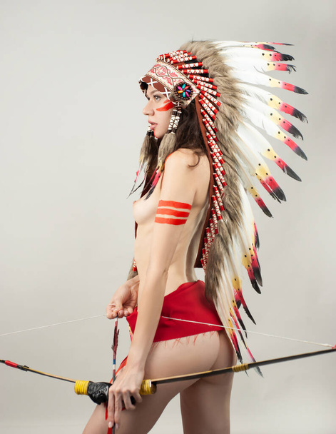 羽のあるアメリカ先住民の衣装を着た裸の女性 - 写真・画像