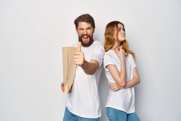 jeune couple blanc t-shirts shopping mode de vie divertissement - Photo, image