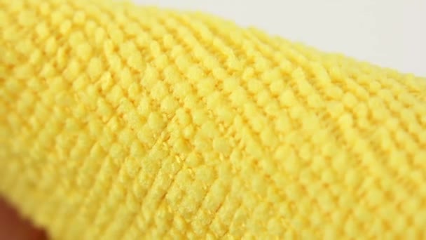 macro vista de tela de polvo de microfibra amarilla, primer plano en la textura del tejido sintético absorbente de agua - Metraje, vídeo