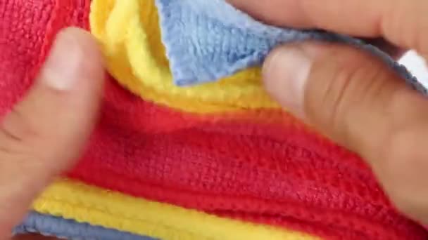 manos clasificación de microfibra coloreada desempolvar paños, absorbente de agua tela sintética, vista de cerca, equipo de limpieza del hogar - Metraje, vídeo