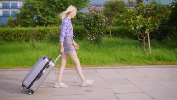 Μια πλαϊνή άποψη ενός ταξιδιώτη, που είναι το περπάτημα κατά μήκος ενός σοκάκι σε μια νότια πόλη - Πλάνα, βίντεο