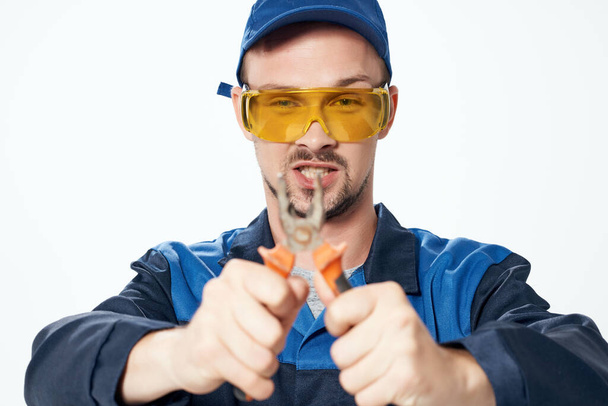 férfi az építőiparban egységes fogó javítás építőipari szakemberek - Fotó, kép