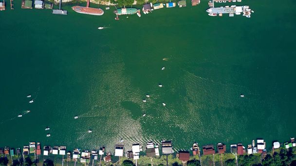 Drónra néző csónakházak, folyó és hajók nyáron. - Fotó, kép