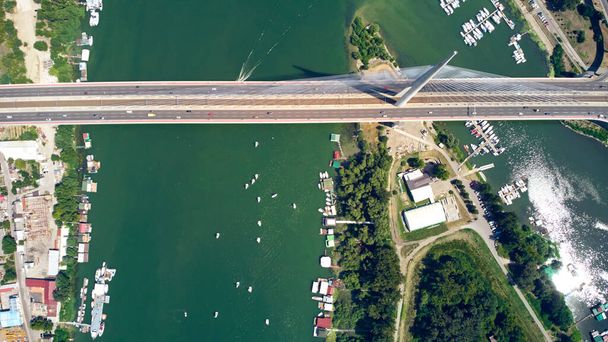 Drone näkymä sillalle, joelle ja veneisiin kesällä - Belgrad, Serbia. - Valokuva, kuva