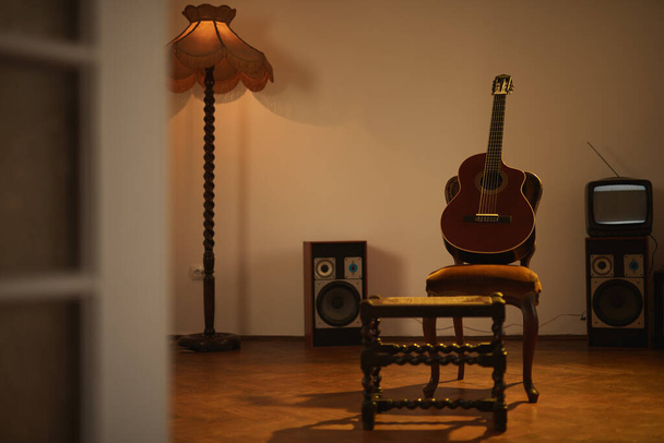 Guitarra acústica em um quarto vintage retro. - Foto, Imagem
