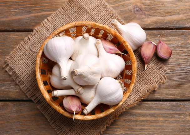 Fresh garlic in wicker basket - Fotografie, Obrázek