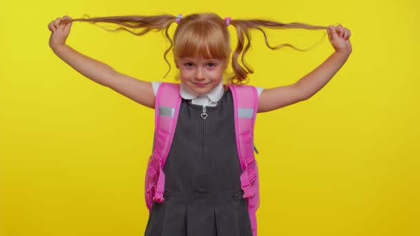 Glimlachend schoolmeisje spelen met ponystaarten lachen rond het maken van speelse domme gezichtsuitdrukkingen - Video