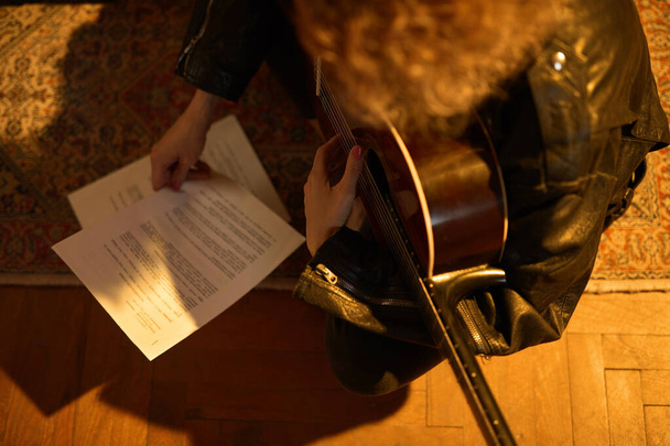 Žena hraje na akustickou kytaru v retro vintage místnosti. - Fotografie, Obrázek