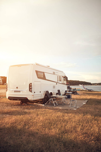 Campamento casa caravana camper cerca de la orilla del mar océano. - Foto, Imagen