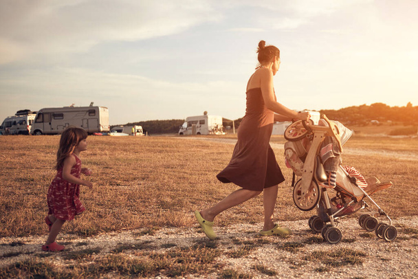 Мать-одиночка с двумя девочками наслаждается летом на открытом воздухе. - Фото, изображение