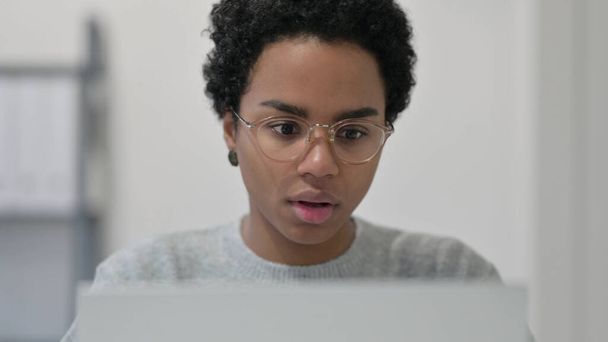 Primer plano de la mujer africana usando el ordenador portátil  - Foto, imagen