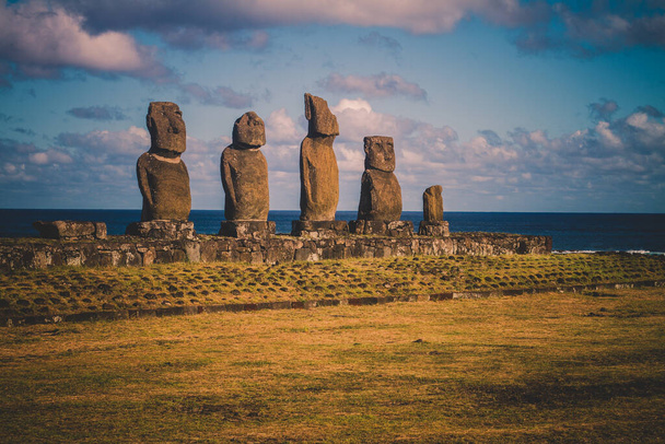 Moai kőszobrok Húsvét-szigeten, Chilében. - Fotó, kép