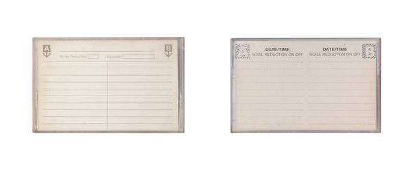 Lege cassette tape cover met plastic doos geïsoleerd op witte achtergrond. Geluidsopname. 80s vintage song muziek album collectie. - Foto, afbeelding