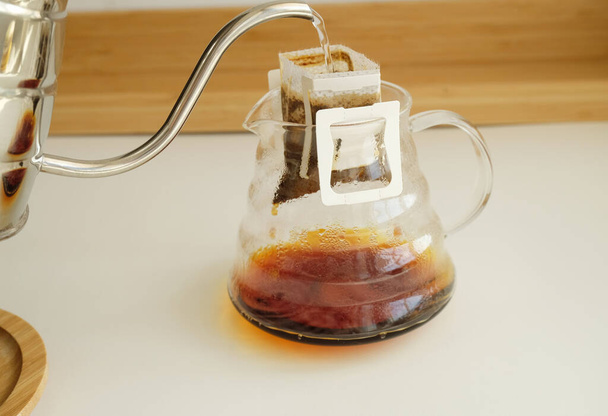 Tiputuspussi kahvia panimo prosessi. Helppo yksinkertainen hautua menetelmä, uusi trendi. Erikoisestetiikka - Valokuva, kuva