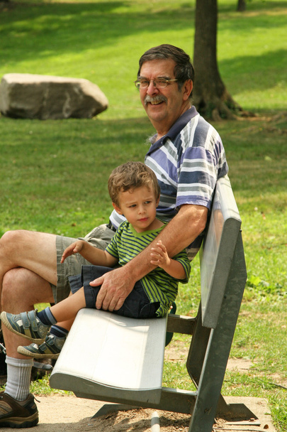 Дідусь і онук сидять на лавці - Фото, зображення