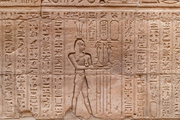 Hiërogliefen in een muur van ruïnes van de tempel van Horus bij Edfu - Egypte - Foto, afbeelding