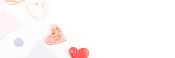 Galletas en forma de corazón con confeti festivo colorido Copiar el espacio para texto y diseño. Día de San Valentín, Cita, Boda, Fondo de Amor. Colores pastel - Foto, imagen