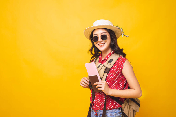 Frau genießt fröhlich Online-Shopping per Smartphone und Kreditkarte im Studio gelben Hintergrund, Zahlung für den Online-Einkauf. - Foto, Bild
