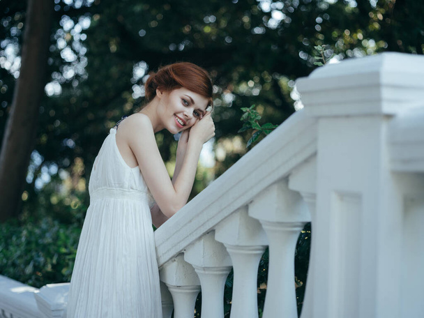 csinos nő fehér ruhában görög hercegnő mitológia nyaralás - Fotó, kép