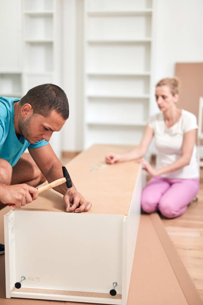 Mari et femme assemblant de nouveaux meubles - concept de maison de rénovation. - Photo, image