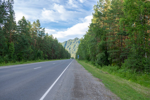 山のピークとアスファルトの高速道路。ロシア、アルタイ山 - 写真・画像