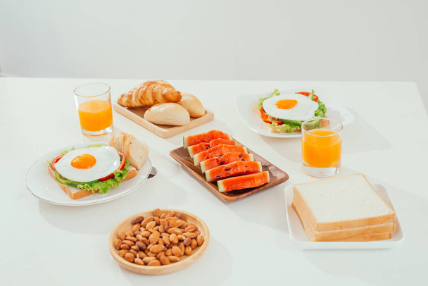 gezond ontbijt op tafel close-up - Foto, afbeelding