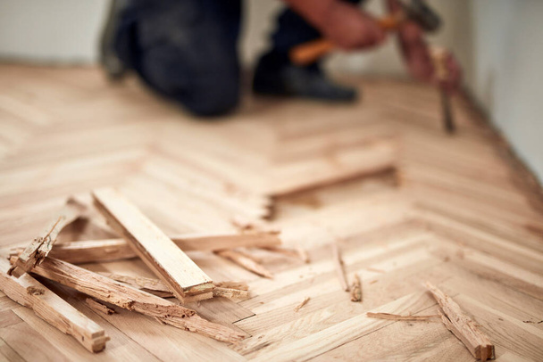 Reparador restaurando piso de madeira de parquet velho. - Foto, Imagem