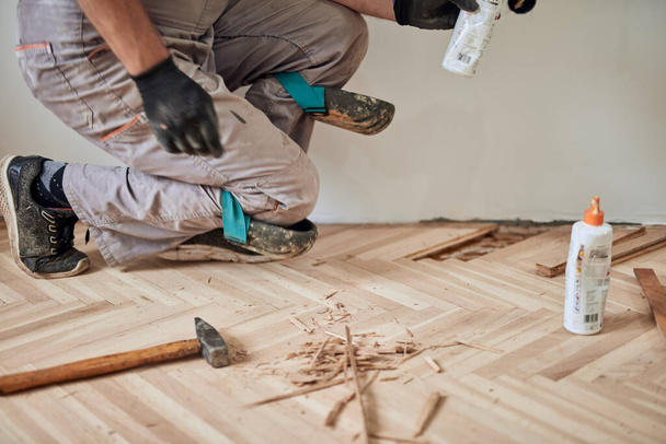 Reparador restaurando parquet viejo piso de madera dura. - Foto, imagen