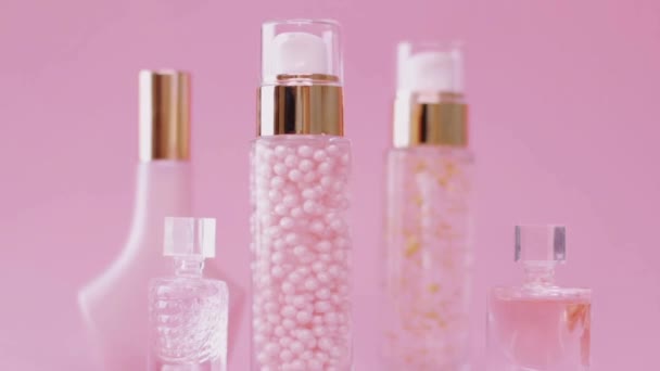 Krása a kosmetické výrobky na růžovém pozadí - Záběry, video