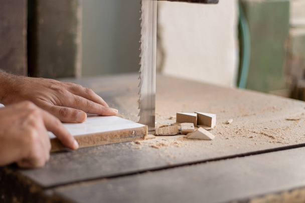 Tischler Holzfäller schneidet Holz mit industrieller elektrischer Holzschneidemaschine für die Möbelherstellung in der Werkstatt - Foto, Bild