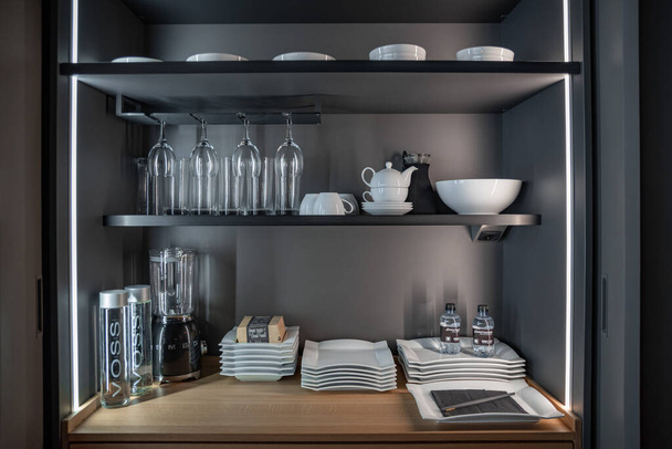 Полки и складские помещения для посуды, стаканов и кухонной утвари - Фото, изображение