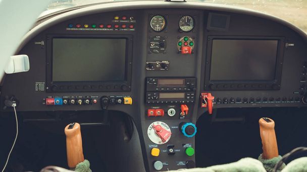 Painel de controle incluído no cockpit de um avião ou helicóptero. Close-up - Foto, Imagem
