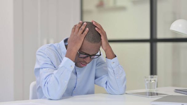 Csalódott afrikai férfi Úgy érzi, aggódik a munkahelyen - Fotó, kép
