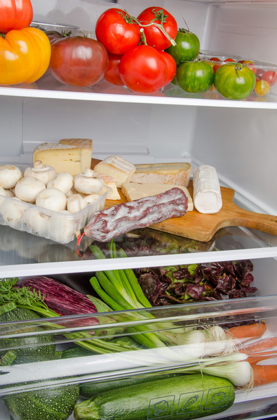 Différents produits alimentaires dans un réfrigérateur
 - Photo, image