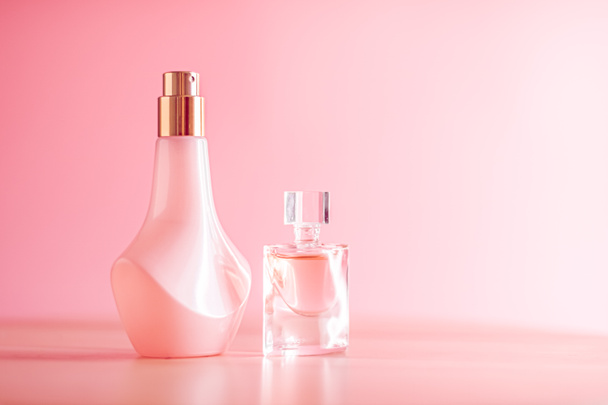 ピンクの背景に花の香水製品プロモーション - 写真・画像