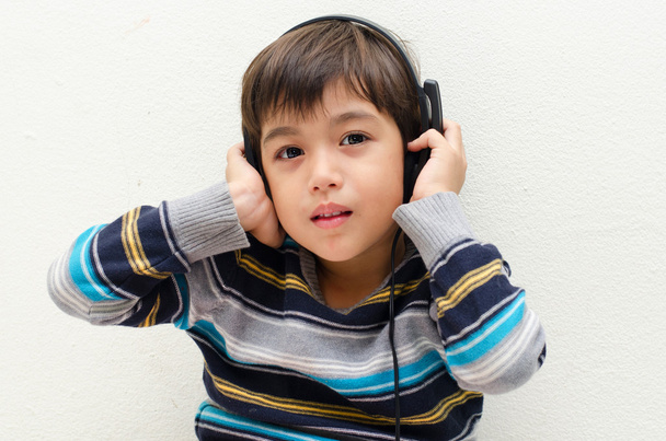 Мальчик слушает музыку с наушниками
 - Фото, изображение