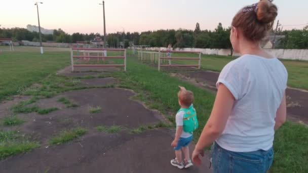 遊び場で家族の散歩 - 映像、動画
