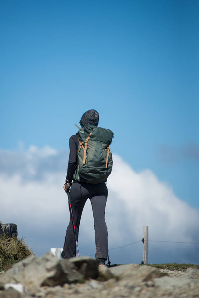 Retrato en la vista trasera de los excursionistas con mochila caminando en la cima de la montaña - Foto, Imagen