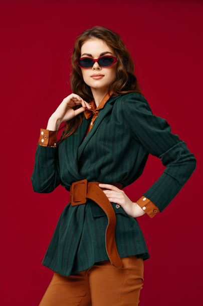 attraente donna in abito alla moda occhiali scuri casa isolato sfondo - Foto, immagini