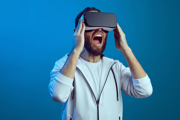 Hombre joven usando auriculares de realidad virtual. VR, futuro, gadgets, tecnología - Foto, imagen
