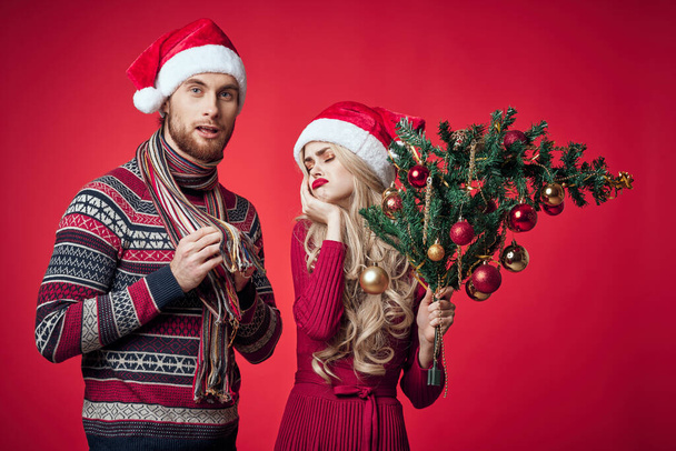 emotivo uomo e donna Natale vacanze regali rosso sfondo - Foto, immagini