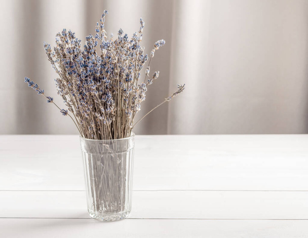 Sušená levandulová kytice ve sklenici na stole. Kopírovat prostor. - Fotografie, Obrázek