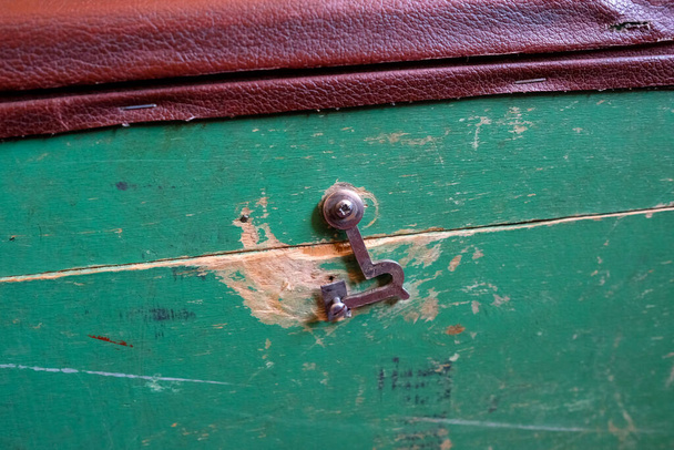 Oude metalen haak of sluiting op een houten kist. - Foto, afbeelding