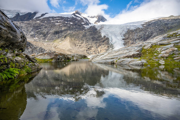 Mountain Glacier in alpine valley - Φωτογραφία, εικόνα