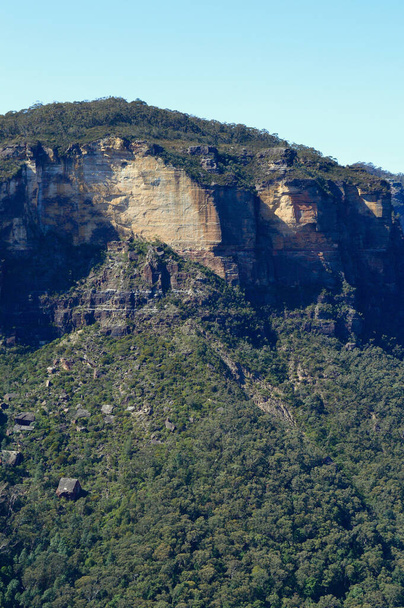 Kilátás a Kék-hegységre az ausztrál Katoomba Arany Lépcsőjéről. A lépcsőház csatlakozik a romos vár gyalogos pályájához. - Fotó, kép