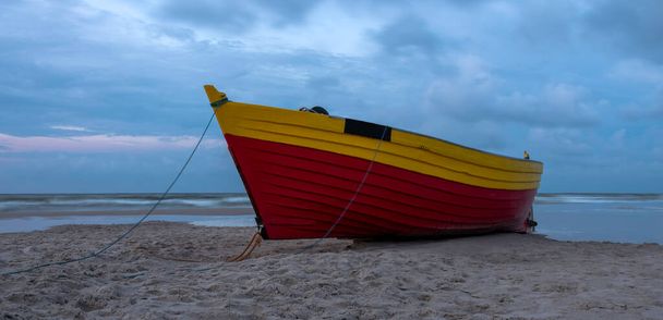 Barco de pesca na praia polonesa - Debki, Pomerânia, Polónia
 - Foto, Imagem