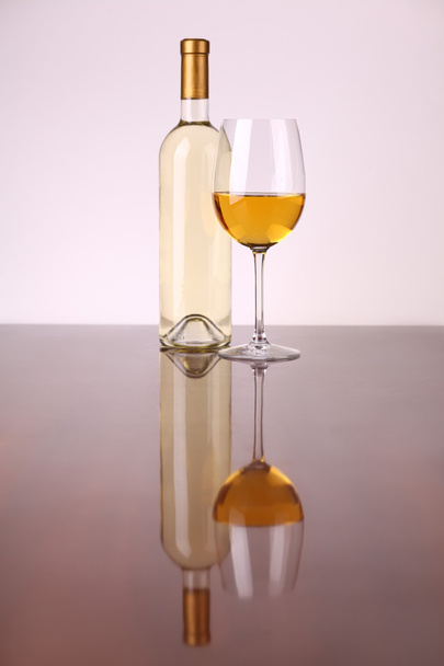 Бокал белого вина - Фото, изображение