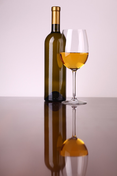 egy pohár fehérbor - Fotó, kép